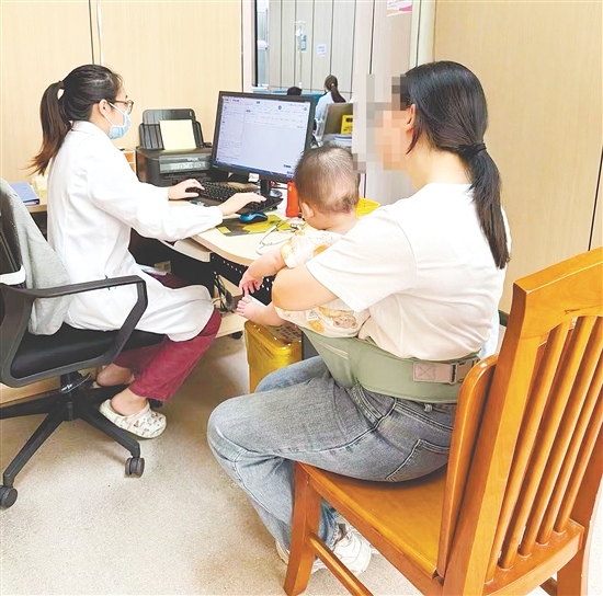 醫(yī)生為水痘患兒看診。