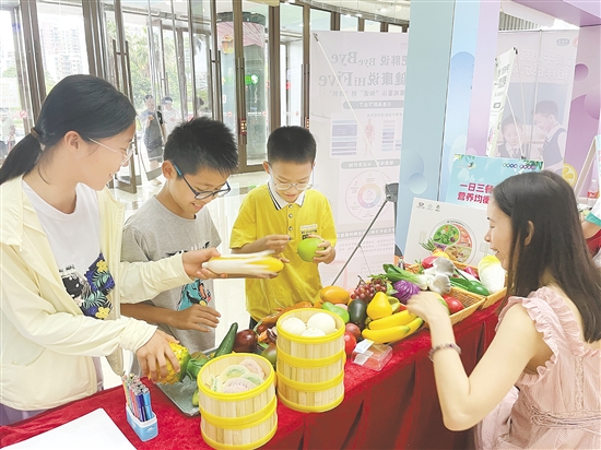 孩子們在趣味互動中學習營養(yǎng)知識。