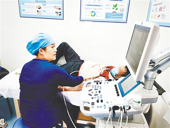 護士為患者進行血管通路功能評估。