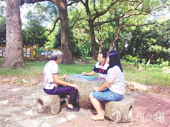 人大代表認真聽取群眾建議。