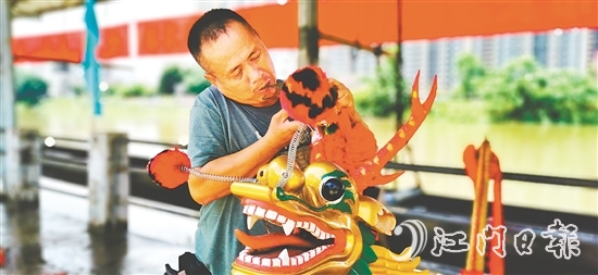 杜澄龍舟活動完整保留著農(nóng)歷四月初八“轉(zhuǎn)龍頭”、五月初一“旺龍日”等古禮。圖為村民在“旺龍日”前整理龍頭龍棗。