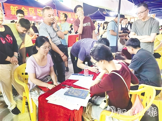 招聘會現(xiàn)場，求職者與企業(yè)精準對接。