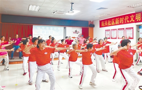 南興社區(qū)新時(shí)代文明實(shí)踐站將傳統(tǒng)中醫(yī)養(yǎng)生功法八段錦與體重管理目標(biāo)相結(jié)合，推出特色八段錦課程，廣受居民歡迎。