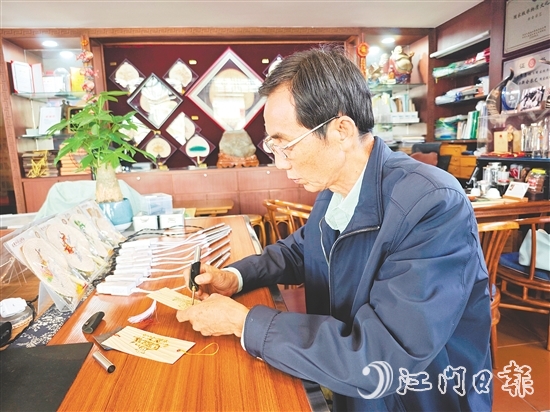 廖惠林使用電烙筆繪制葵藝書簽。