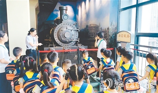 學校組織學生走進臺山市博物館，通過實地參觀和互動體驗，更加深入地了解家鄉(xiāng)歷史文化。