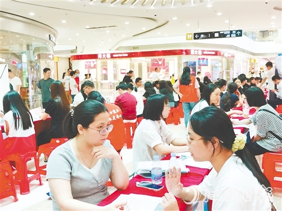 臺山市構(gòu)建“驛站+市場+企業(yè)”三位一體服務(wù)模式，通過定期舉辦專場招聘會、開發(fā)零工即時對接平臺、建立重點企業(yè)用工聯(lián)盟，實現(xiàn)就業(yè)服務(wù)24小時“不打烊”。