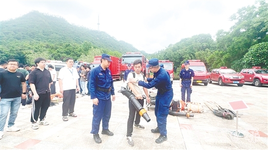 實戰(zhàn)演練中，專業(yè)人員現(xiàn)場教學(xué)，詳細(xì)講解防滅火設(shè)備的使用要點。