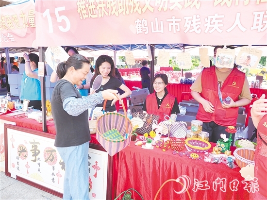 市民選購義賣物品，以實(shí)際行動支持公益事業(yè)。