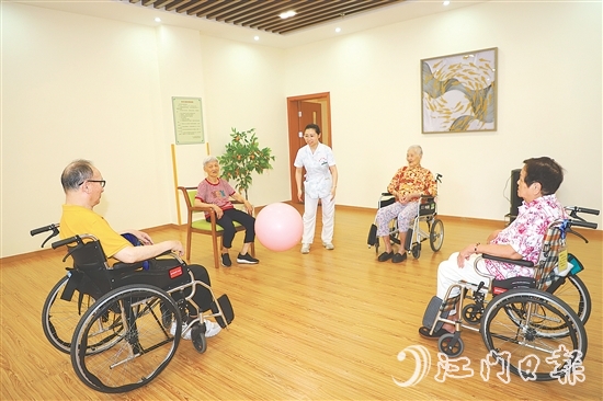 新會(huì)區(qū)養(yǎng)老中心定期安排活動(dòng)，讓入住長者的晚年生活過得充實(shí)而有趣。