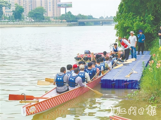 從本周開始，參賽隊伍在錦江河開展訓(xùn)練。