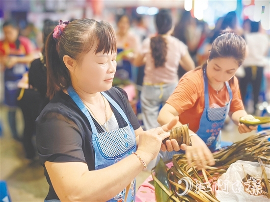 包粽能手用心包粽。