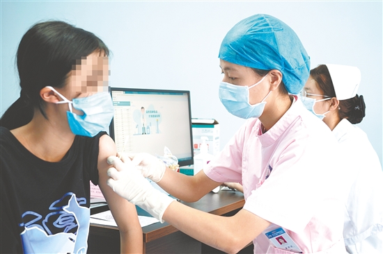 醫(yī)護(hù)人員為適齡女生接種HPV疫苗。