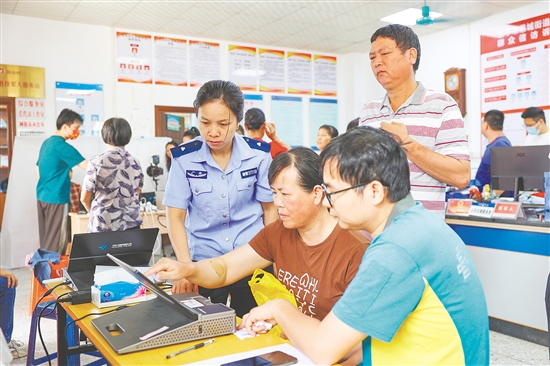 活動(dòng)為群眾提供“現(xiàn)場拍照+當(dāng)場辦證”“一站式”辦理便民服務(wù)。