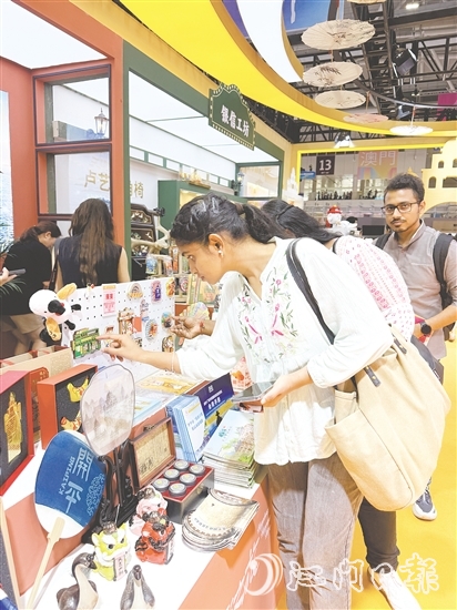 富有僑鄉(xiāng)特色的開(kāi)平文創(chuàng)產(chǎn)品吸引外籍客商關(guān)注。