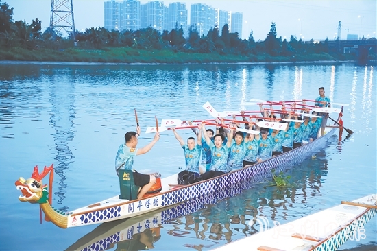 開平河道上吶喊聲此起彼伏，各村龍舟隊正緊鑼密鼓備戰(zhàn)訓(xùn)練。