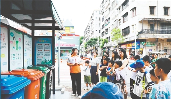 親子家庭深入了解開平生活垃圾處理從單一填埋到分類處理的發(fā)展歷程。
