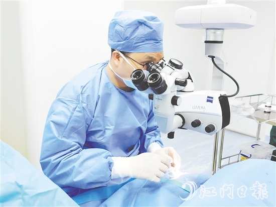 陳新宇為患者進行手術中。