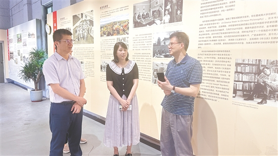 王海龍（右）探訪陳榮捷故里，深入了解陳榮捷的生平細(xì)節(jié)。