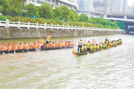 為迎接端午龍舟巡游活動(dòng)，外海組織龍舟訓(xùn)練。