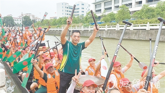 龍舟不僅是傳統(tǒng)活動(dòng)，更承載著深厚的精神內(nèi)涵。參與龍舟競渡對江海人來說是一種榮譽(yù)。