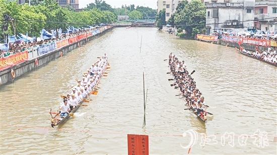 扒丁們在比賽中奮力劃槳。