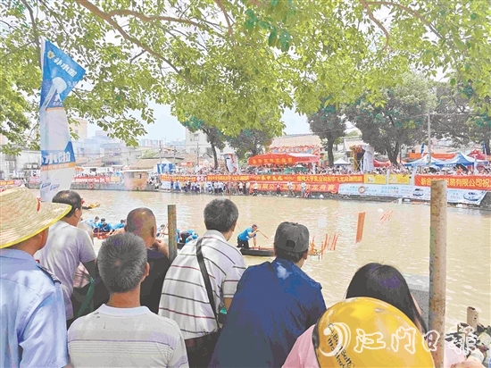 龍舟競渡熱鬧上演，大量市民游客現(xiàn)場觀看。