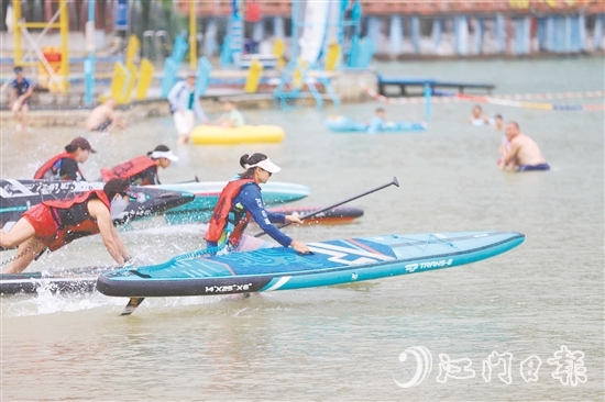 選手們以最快速度沖向終點。