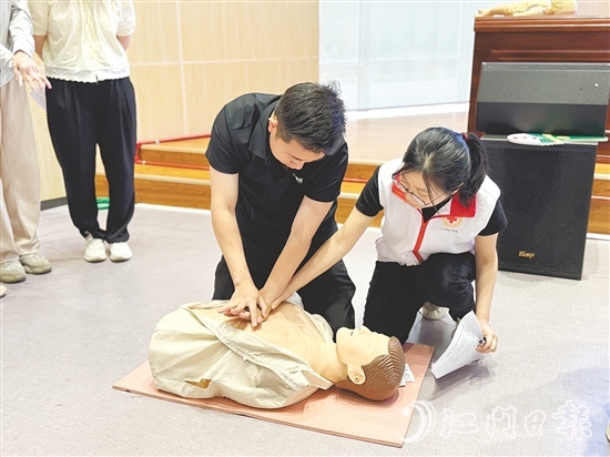 學(xué)員在講師的悉心指導(dǎo)下分組進(jìn)行模擬操作，體驗(yàn)急救過程，提升應(yīng)急處置能力。