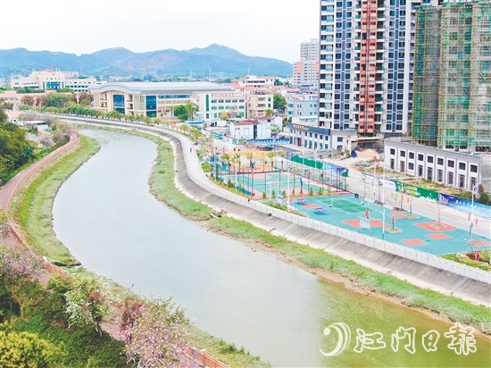 大江鎮(zhèn)濱水休閑公園已成為群眾健康休閑的“熱門打卡地”。