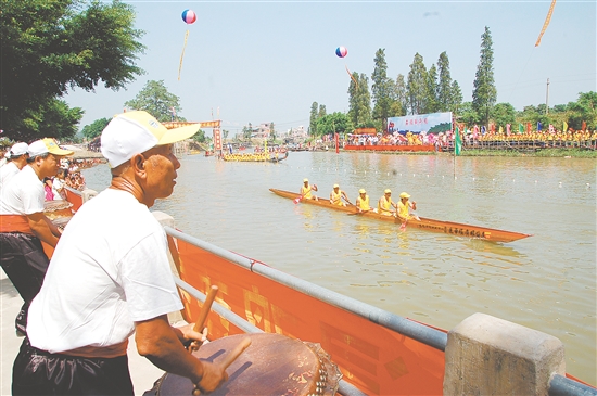 槳影翻飛，鼓聲震天，龍舟破浪劃出端午的熱烈。