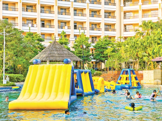 “六一”國際兒童節(jié)，不少家長選擇帶孩子玩水。