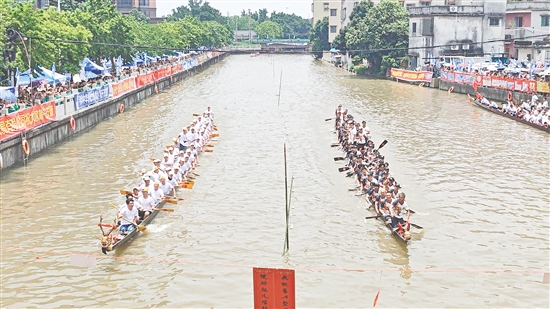 扒丁們?cè)诒荣愔袏^力劃槳。