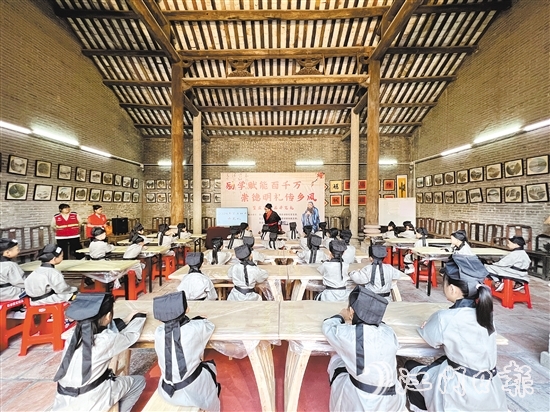 篁莊社區(qū)培育多個品牌活動，讓文化“可閱讀、可體驗(yàn)、可感知”。圖為社區(qū)開筆禮現(xiàn)場。