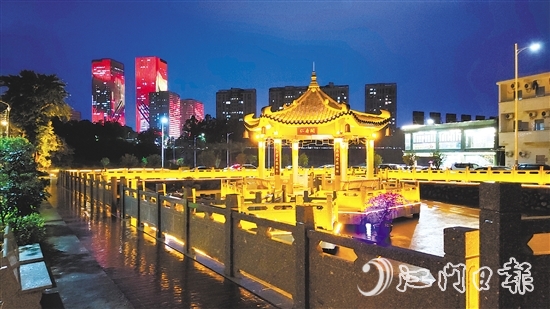 篁莊社區(qū)積極修繕活化老舊建筑，以文明實(shí)踐夯實(shí)民生基礎(chǔ)。圖為“仁壽閣”親水涼亭夜景。