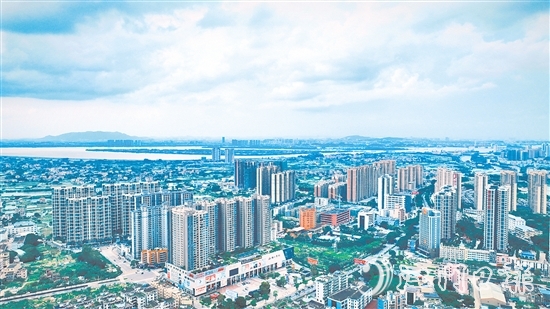 鶴山市將全國文明城市創(chuàng)建與省“百千萬工程”典型縣建設緊密結合、協(xié)同推進，著力推進城鄉(xiāng)區(qū)域協(xié)調發(fā)展。圖為鶴山城區(qū)新貌。