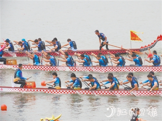 5月31日上午，2025年開平市國際龍舟邀請(qǐng)賽成功舉行，36支國內(nèi)外龍舟隊(duì)亮相潭江，飛馳競渡。