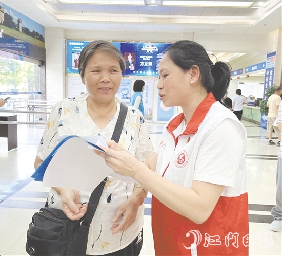 黨員志愿者為老年人提供全流程“暖心陪伴”服務(wù)。