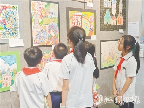 充滿童趣的繪畫作品吸引不少學生駐足欣賞。