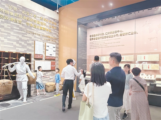 到中國僑都華僑華人博物館了解江門華僑華人奮斗經(jīng)歷。