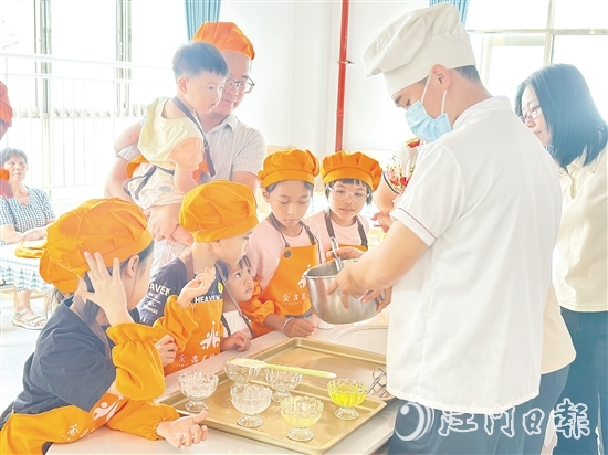 禮樂街道黨群服務(wù)中心邀請面點(diǎn)師指導(dǎo)孩子們制作糕點(diǎn)。