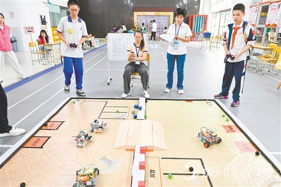 青少年機(jī)器人競賽現(xiàn)場。