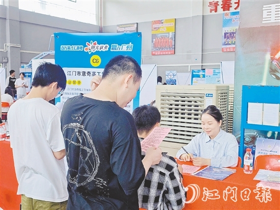 招聘會現(xiàn)場，企業(yè)與求職者充分溝通。