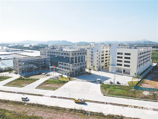 大鰲鎮(zhèn)培育招引了新會(huì)中集、麗宮國(guó)際等一批競(jìng)爭(zhēng)力強(qiáng)、示范性好的優(yōu)質(zhì)龍頭企業(yè)。圖為麗宮預(yù)制菜產(chǎn)業(yè)園。