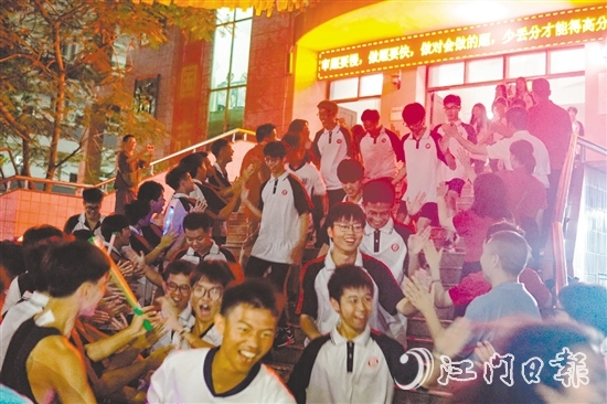 高一高二學(xué)生齊聚校道兩旁，為即將高考的高三學(xué)長(zhǎng)學(xué)姐送上祝福。