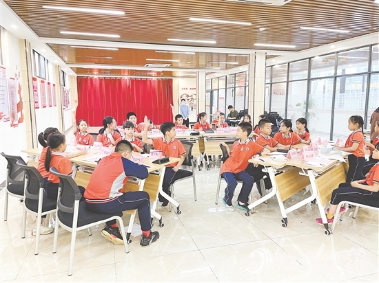 濱江社區(qū)創(chuàng)新舉辦“紅領(lǐng)巾議事會”，讓孩子們成為社區(qū)治理的“小當(dāng)家”。