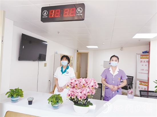 鶴山工業(yè)城養(yǎng)老服務(wù)中心設(shè)置呼叫站，確保長者能及時(shí)享受專業(yè)的護(hù)理和醫(yī)療服務(wù)。