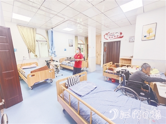 在鶴山市社會福利院，長者們的房間變得更加明亮、舒適。