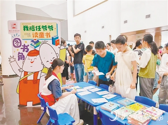 在鶴山市圖書館，小朋友參加游園會。