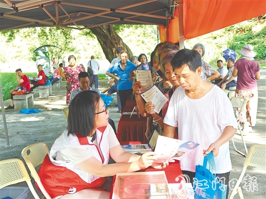 工作人員向市民宣傳新修訂的檔案法，普及家庭檔案建檔知識(shí)。