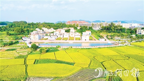 大槐鎮(zhèn)河灣村猶如拼色圖，美如畫卷。